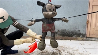 آرامش با تمیز کردن عروسک میکی موس کثیف و پاره