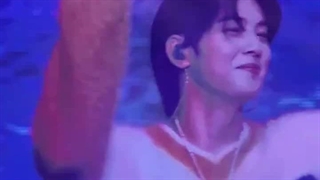 اجرا آهنگ first love با اونوو در فن کنسرت