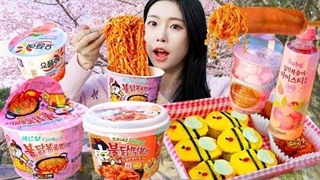 اسمرفود سولگی Sulgi : چالش خوردن غذاهای بهاری و صورتی مخصوصا جوجه سرخ شده و دوکبوکی ( موکبانگ ) - موج کره ای