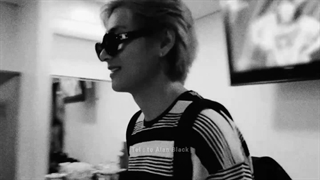 جونگکوکی که بین پاهای تهیونگش درازکشیده:>>>