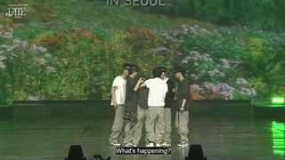 وقتی سونگهون تو کنسرت گریش میگیره و اعضا اینجوری دلداریش میدن