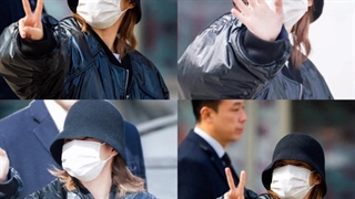 آیو مثل همیشه بیرون استادیوم وایساده و با فنا صحبت کرده و تایم عکس گرفتن داشتن