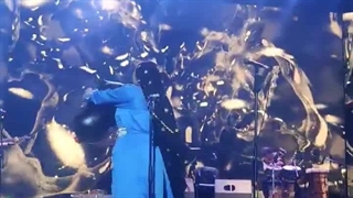 نی انبان نوازی لیانا شریفیان (دختر محسن شریفیان) در  کنسرت گروه لیان در برج میلاد