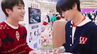 ولاگ دبی دبویز در پاپ‌آپ استور کریسمسی +زیرنویس فارسی