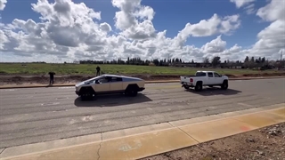 مسابقه طناب کشی سایبرتراک تسلا با وانت شورولت سیلورادو