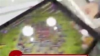 بنازمش با این سن کلش بازی میکنه 