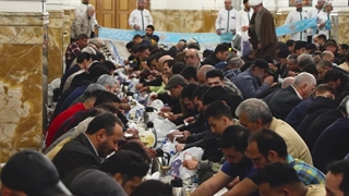 خدمت به این ضیافت، افتخار است / بزرگترین سفره افطاری جهان اسلام چگونه آماده می‌شود؟!