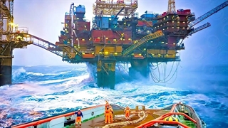 یک‌ روز زندگی داخل بزرگترین سکوی نفتی فراساحلی جهان!!!