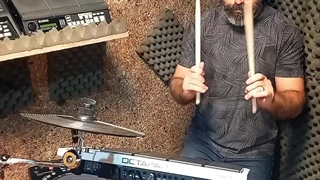 اجرای استاد حسن مهدوی با پرکاشن دیجیتال Roland Spd30  موزیک تاجیکی