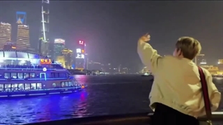 (کپشن مهم همه بیایین)هائو داره عین یه شاهزاده برای زیرز های توی کشتی دست تکون میدع