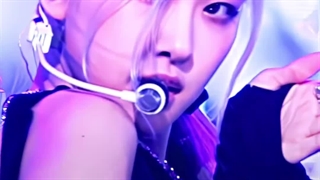 هم زمان با تکون خوردن ویدئو دست هاتون رو پایین و بالا ببرید