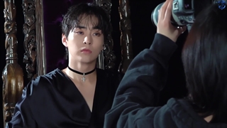 پسن صحنه عکسبرداریِ شیومین برای پوستر فن‌میتینگ FROZEN TIME و زیرنویس فارسی چسبیده