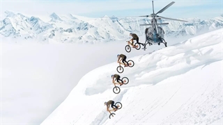 دوچرخه سواری همراه با پرش های هیجانی در کوهستان برفی