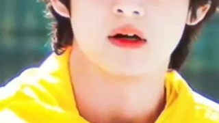 ودیوی عالی تهیونگ با آهنگ خارجی متابق به لباسش خیلی خوبه 