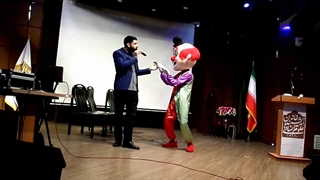 مجری و عروسک دلقک در جشن کودکانه