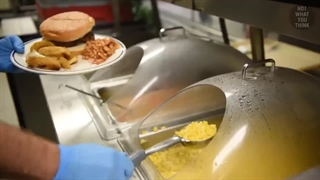 چگونه نیروی هوایی ایالات متحده به 4000 کادت در 30 دقیقه غذا می دهد؟