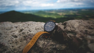 دستت را تکان میدهی - شعر از یانیس ریتسوس