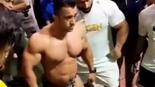 هادی چوپان در حال آموزش فیگور به اعضای تیم ملی پرورش اندام