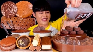 اسمرفود بونگ گیل bonggil asmr : چالش خوردن انواع بستنی و تنقلات شکلاتی (موکبانگ) - موج کره ای