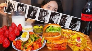 کاسی اسمرفود cosy asmr : چالش خوردن همبرگر و پیتزا و توت فرنگی و... (موکبانگ) - موج کره ای