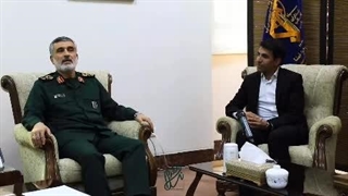 اهدای مدال قهرمانی پیمان نصیری به سردار حاجی زاده به خاطر عملیات بزرگ وعده صادق