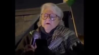 حضور دانشجوی ۵۶ سال پیش دانشگاه کلمبیا (که معترض جنگ آمریکا به ویتنام بود) در جمع جوانان متحصن این دانشگاه