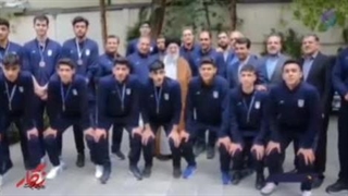 هدیه انگشتری رهبر معظم انقلاب به نوجوانان دانش آموز تیم ملی والیبالیست