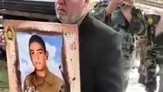 استقبال مادر شهید عباس رمضانی از فرزندش در شهر کوهپایه، تودشک روستای میرلطف‌الله