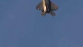 جنگنده اف-22 در حال انجام مانور کولبیت