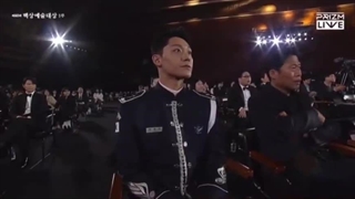 تو مراسم بکسانگ دیشب وقتی جی‌یون خودش رو معرفی کرد فیلمبردار سریع دوهیونو نشون داد ، و اما ریکشن جمعیت ><