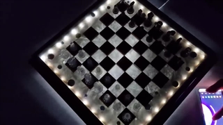 شطرنج فضایی ساخته شده از بلوط و رزین اپوکسی با افکت شناور