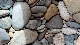 اجرای سنگ قلوه ای برای آبنما و آبشار برکه