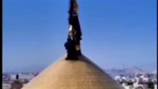 تعویض پرچم گنبد حضرت معصومه (س)