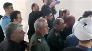حضور سرلشکر موسوی و سرلشکر سلامی منزل خلبان شهید محسن دریانوش - خلبان رئیس جمهور شهید