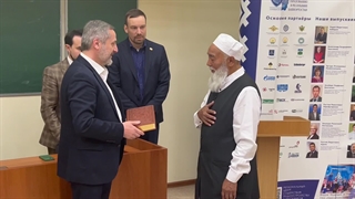 اهدا قرآن نفیس به علمای باشقیرستان