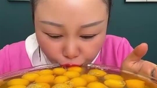 زن چینی بلاگر بعد از خوردن ۱۰۰ تخم مرغ خام مرد! + ویدیو