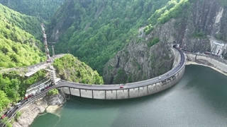 در این ویدیو می‌توانید سد ویدرارو، قلعه پِلِش و پِلیشور، جاده‌های بین کوه‌های این کشور و دره‌ها و تپه‌های زیبای آن را ببینید!