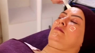 فیلم پاکسازی صورت در آرایشگاه