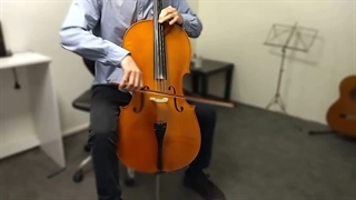 تست صدای ویولن سل در فروشگاه موسیقی بتهوون