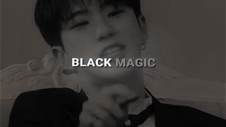 وقتایی ک هوشی میخنده و چشماش مث هلال ماه میشه..باعث میشه اکلیلی شم≡✨