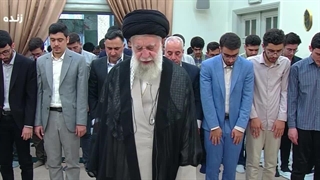 اقامه نماز جماعت جمعی از مدال‌آوران المپیادهای علمی با رهبر معظم انقلاب 26 خرداد 1403
