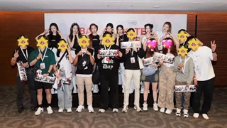 منتشر شده از بیبیز در فن میتینگ سنگاپور با افرادی که برنده ی بازی raffle شدند❤✨✨