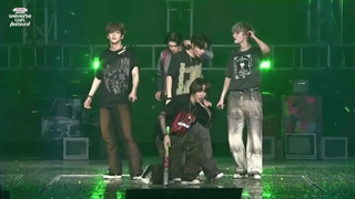 اجرای آهنگ Growing Pain از TXT در فستیوال Weverse Con 2024