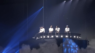 اجرای آهنگ Blue Spring از گروه TXT