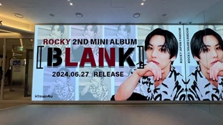 موزیک ویدئو jealousy راکی منتشر شد. تبلیغاتی که فن های Gangnam coex برای انتشار موزیک ویدئو راکی انجام دادن.