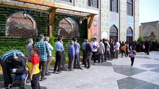 حضور پر شور مردم در حرم مطهر رضوی برای شرکت در انتخابات ریاست جمهوری