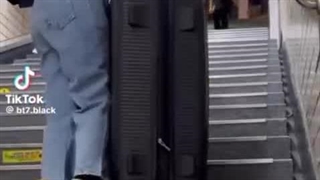 من‌در‌فرودگاه‌کره‌در‌حال‌اوپا‌یابی: