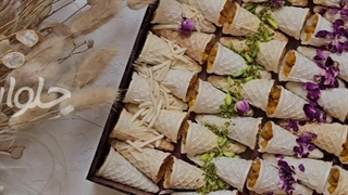 سینی «نان قیفی ترحلوا زعفرانی با تزئینات آجیلی»