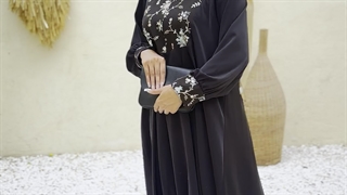 مانتو عبایی زنانه مدل شهرزاد مشکی با خرجکار گل های آبی