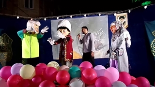 اجرای زیبای خواننده با حضور تنپوش های عروسکی